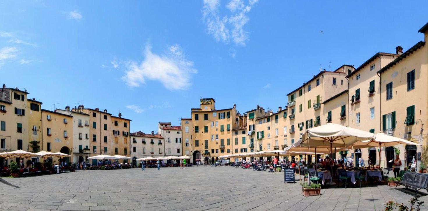 Piazza dell'Anfiteatro in Lucca with its curved medieval houses
